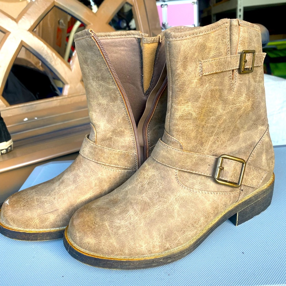 Etc! Mid Calve size 10 boots